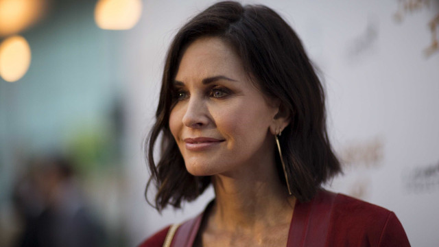 Courteney Cox diz que Matthew Perry ainda a visita: ‘Converso com ele, para quem acredita nisso’