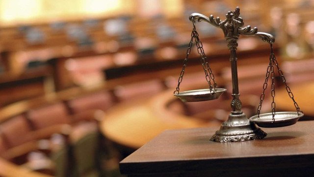 Jovem mata a avó com serra elétrica e tenta esconder corpo no galinheiro