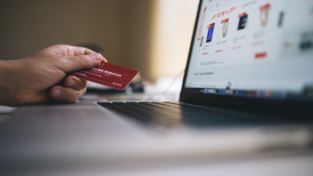 Tentativas de fraudes no e-commerce brasileiro tiveram queda em 2023, diz estudo