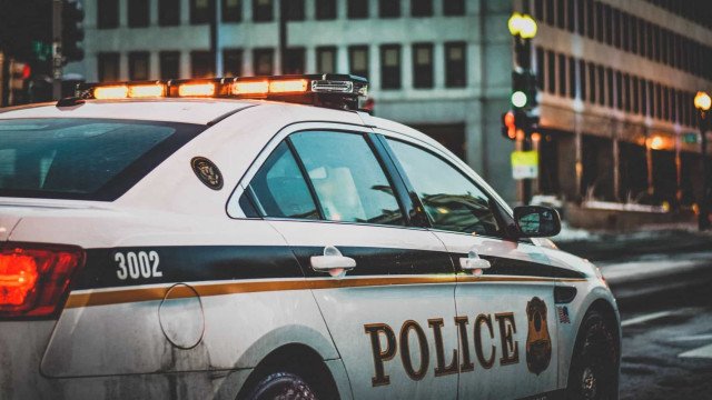 Motorista de 23 anos morre após ser atingida na cabeça por pedra nos EUA