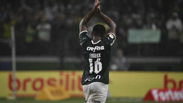 Endrick celebra bela noite, é ovacionado por uruguaios e explica comemoração que gerou confusão