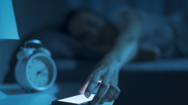 Celular não deve carregar a noite toda? Veja três mitos sobre baterias