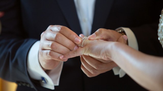 Convidada adiciona criança a lista de casamento e deixa noiva furiosa