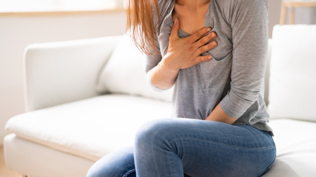 Sintoma de indigestão que pode ser semelhante a um ataque cardíaco