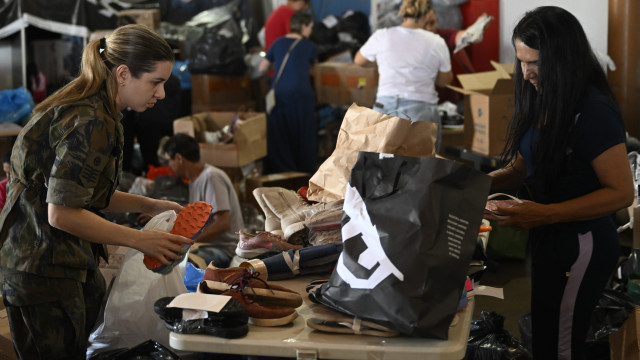 Centros de triagem em Porto Alegre recebem grande volume de doações, mas também itens incompletos