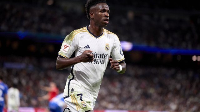 Com gritos por ‘Bola de Ouro’, Vini faz 2 e Real goleia Alavés no Espanhol