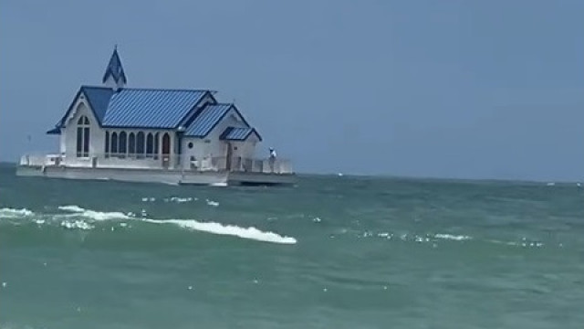 Jovem é surpreendida em praia ao ver casa flutuando no mar