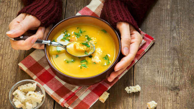 Vai uma sopinha? Saiba como fazer sopas nutritivas e amigas da dieta
