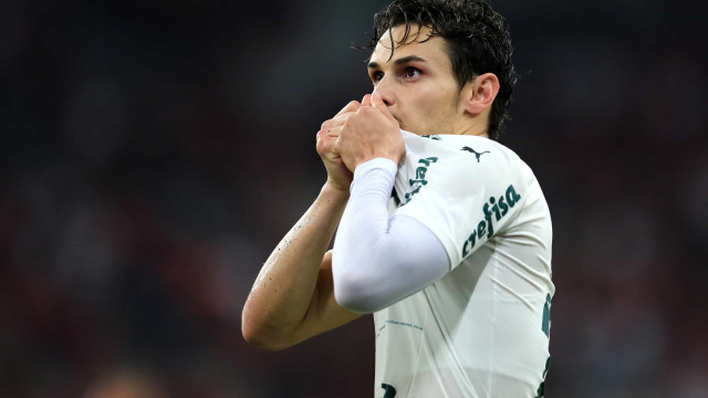 Palmeiras vence Bragantino em jogo com assistência de goleiro e lei do ex