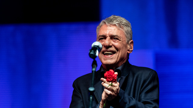 Chico Buarque, 80, ajuda a sobreviver, diz Mônica Salmaso, intérprete do compositor