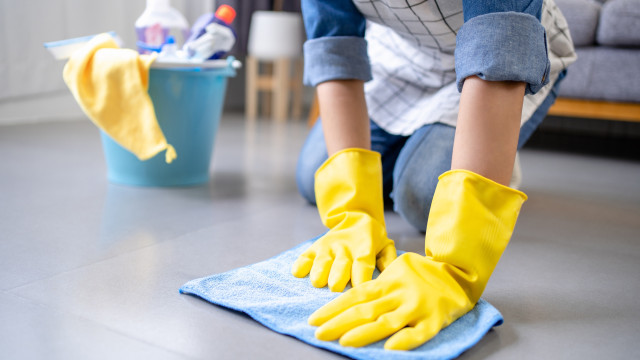 Se nunca limpou o chão com sal e pasta de dentes, comece já!