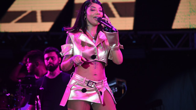 Ludmilla faz show surpresa e lota viaduto no subúrbio do Rio