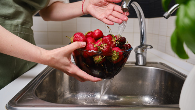 Como lavar morangos corretamente para prevenir doenças como Hepatite