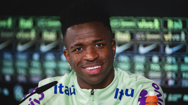 Vini Jr. volta ao visual antigo, e seleção treina com presença de famílias