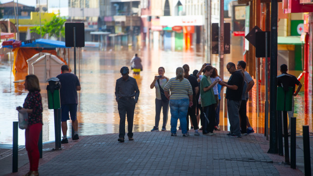 Nível do lago Guaíba ultrapassa cota de alerta em Porto Alegre