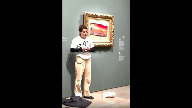 Ativista ambientalista é presa após colar cartaz em quadro de Monet, em Paris
