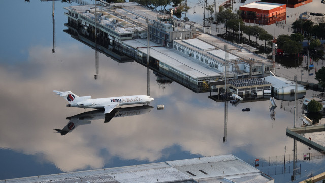 Aviões retidos no aeroporto de Porto Alegre começam ser retirados
