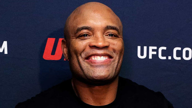 Anderson Silva e Sonnen não empolgam no ringue, mas despedida da lenda do MMA emociona público