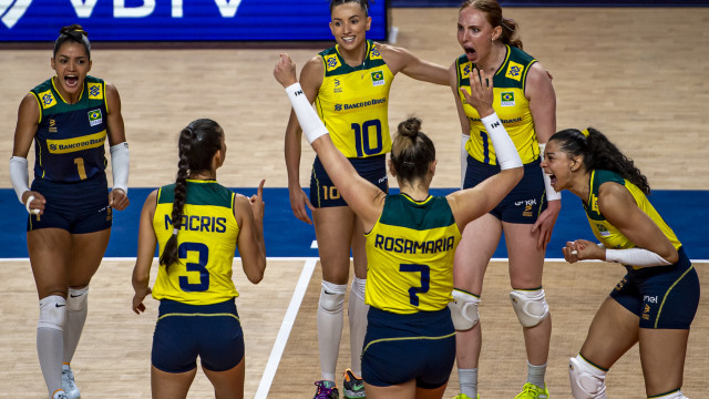 Seleção feminina de vôlei arrasa Turquia e conquista feito inédito na Liga das Nações