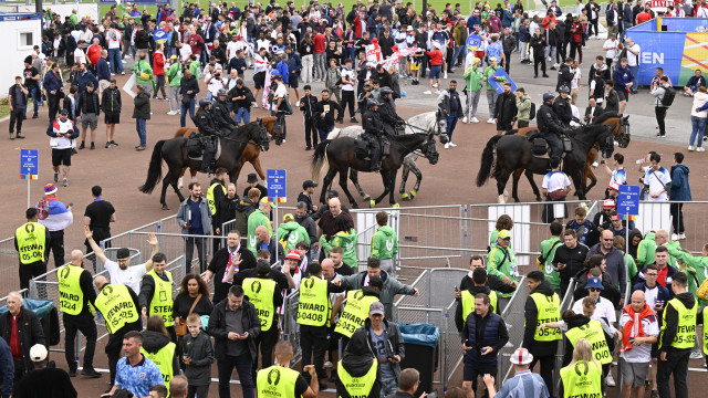 Torcedores de Inglaterra e Sérvia entram em confronto antes de duelo pela Eurocopa