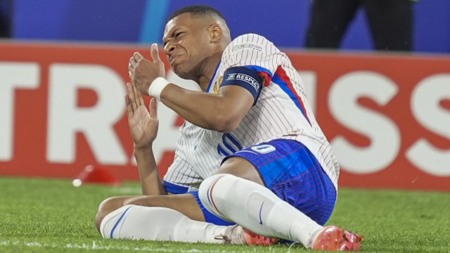 Mbappé brinca sobre máscara após fratura no nariz em jogo da Eurocopa