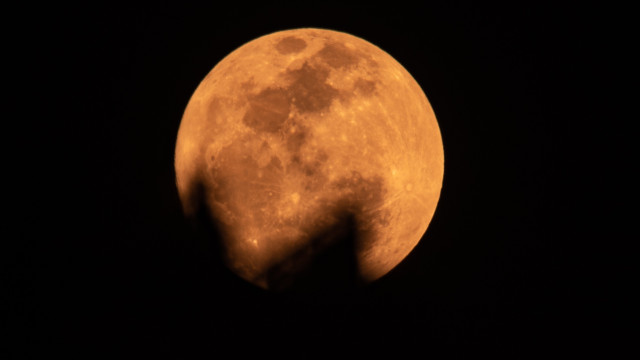 Olhou para o céu? ‘Lua de Morango’ brilhou muito; confira as imagens