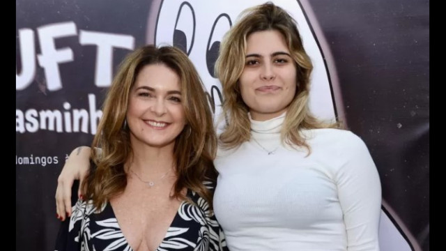 Cláudia Abreu posa ao lado da filha mais velha