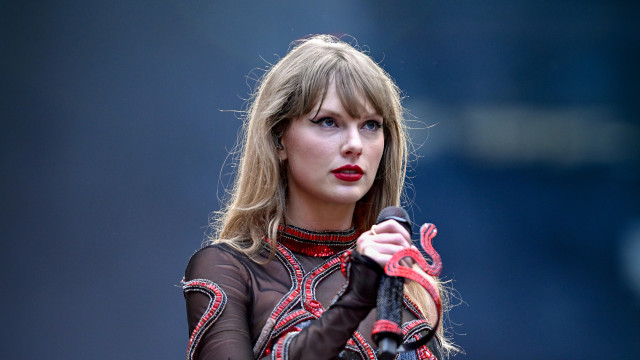 Taylor Swift engole inseto novamente em show em Londres; veja as imagens