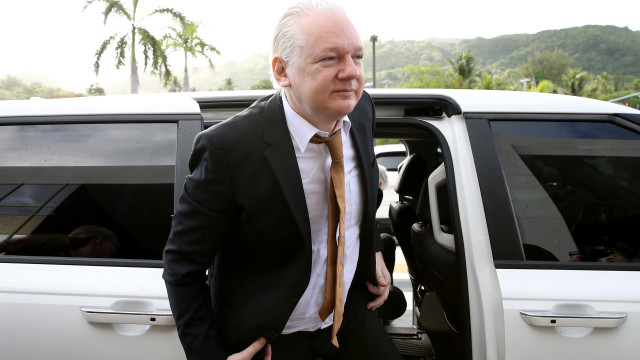 Assange chega à Austrália: ‘precisa de tempo antes de falar’, diz esposa