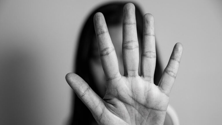 Mulher pula de carro para fugir de agressões do marido em Miracema