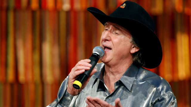 Sérgio Reis tranquiliza fãs após cirurgia e diz ainda que ‘vão lhe aguentar cantando muito’