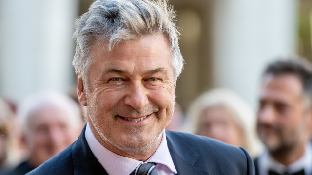 Juíza suspende julgamento de Alec Baldwin após ação da defesa