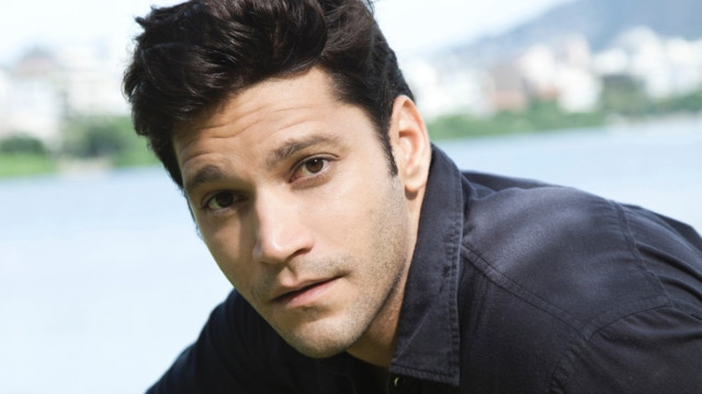 Armando Babaioff critica influenciadores na TV: ‘Não é a praia deles’