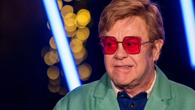 Elton John é acusado de fazer xixi em lugar inusitado em sapataria