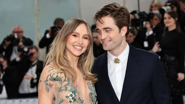 Suki Waterhouse em capa de revista com a filha e fala de Robert Pattinson