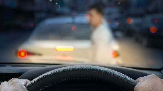 Motorista de 95 anos invade esplanada e atropela 12 pessoas