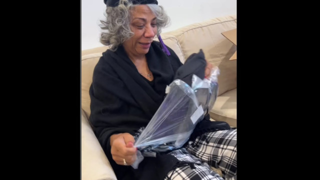 Mulher que faltou a cerimônia de graduação cumpre sonho anos depois