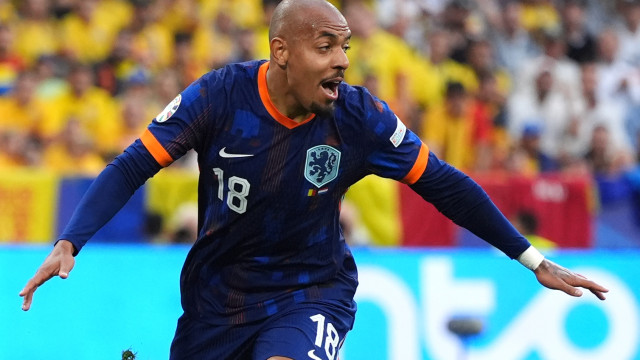 Holanda desperdiça chances, mas deslancha no fim e vai às quartas da Eurocopa