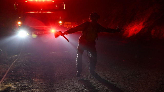 Incêndios na Califórnia obrigam milhares de pessoas a deixarem suas casas