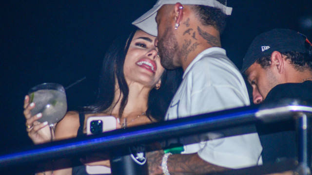 Neymar e Bianca Biancardi se beijam em show de Thiaguinho
