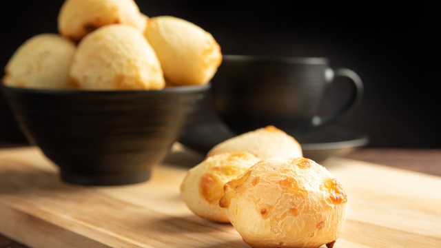 Que tal fazer um pão de queijo gigante em forma de bolo? Veja a receita