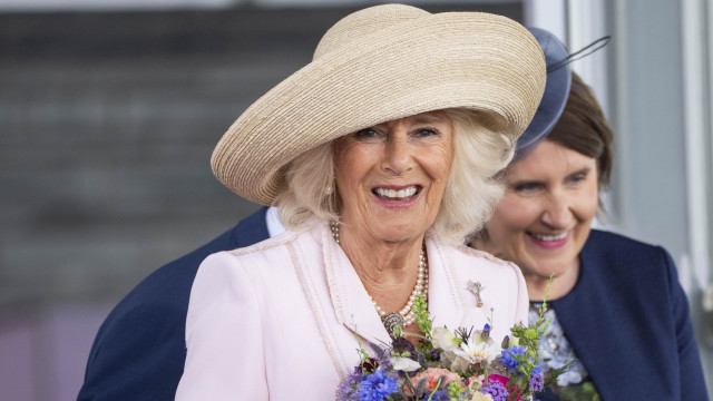 Rainha Camilla surpreende e usa bolsa batizada em homenagem à Diana
