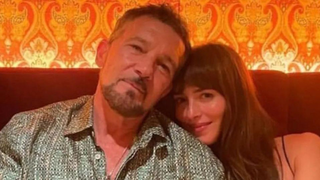 Dakota Johnson visita o ‘pai’ Antonio Banderas na Espanha; veja