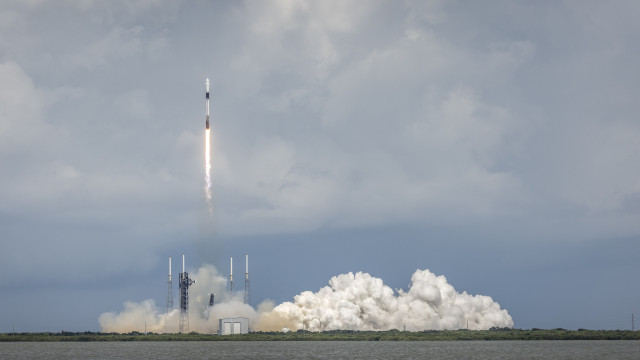Missão da SpaceX decola para resgatar astronautas "presos" na ISS