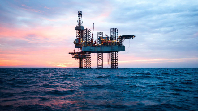 Plataforma da Petrobras na Bacia de Campos sofre inclinação; comissão investigará