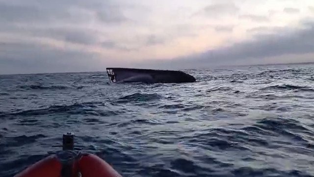 Barco com 7 pessoas naufraga na ‘Garganta do Diabo’ no litoral de SP