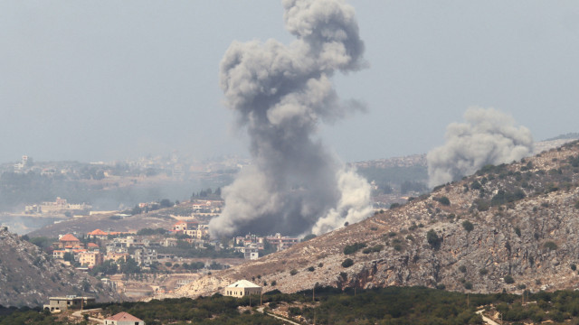 Ataque de Israel no Líbano deixa 100 mortos e 400 feridos, dizem autoridades locais