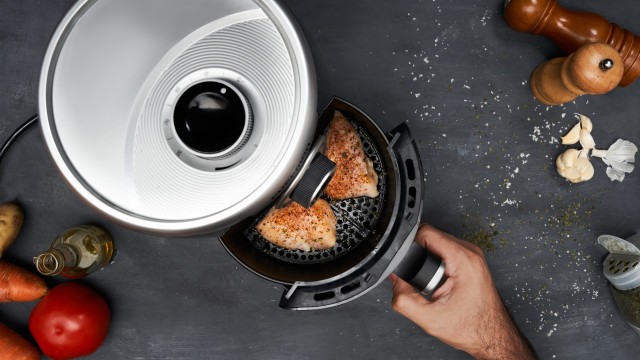 Truques para deixar a ‘air fryer’ limpa e sem gordura em 15 minutos