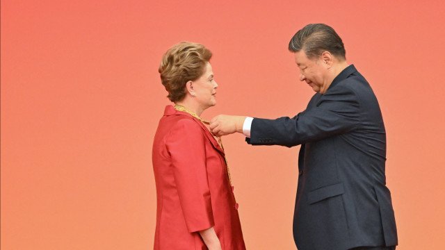 Xi Jinping entrega medalha a Dilma, agora ‘velha amiga’ da China
