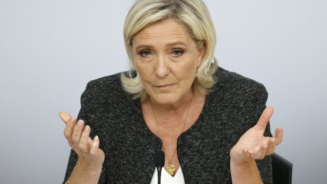 Le Pen começa a ser julgada por suspeita de desvio de fundos europeus